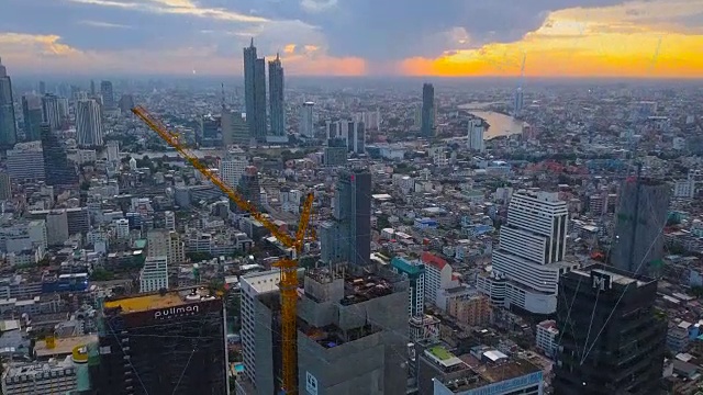 航拍曼谷建筑工地日落图，有通讯网络视频素材