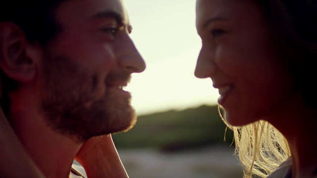 浪漫的情侣在海滩上拥抱视频素材