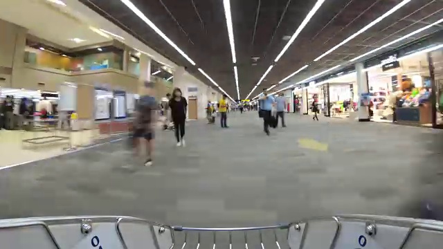 4K时间间隔:匿名人士在机场候机楼购物和散步，等待飞机起飞视频下载