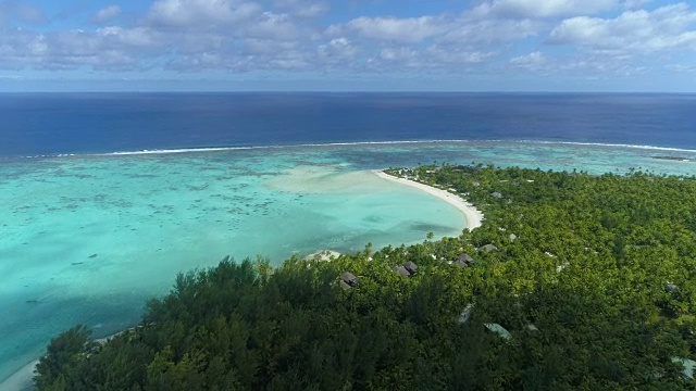 在法国波利尼西亚一个风景优美的热带岛屿上的豪华度假酒店的无人机视图。视频下载