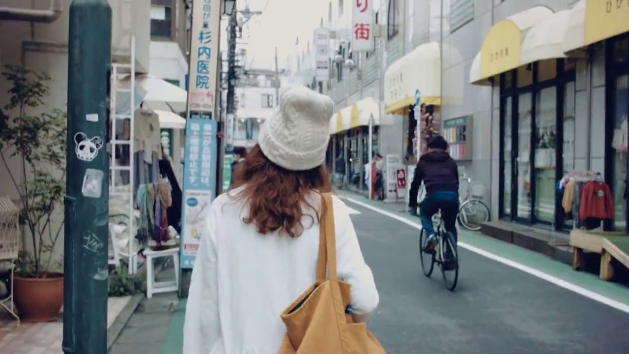 在日本当地散步的亚洲妇女。视频下载
