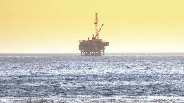 海洋石油钻井平台-太平洋海岸视频素材