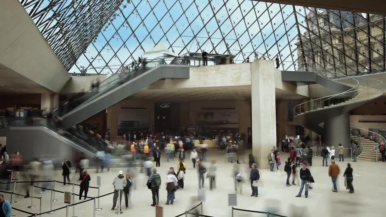 卢浮宫内部大厅与螺旋楼梯的WS T/L视图/法国巴黎视频素材