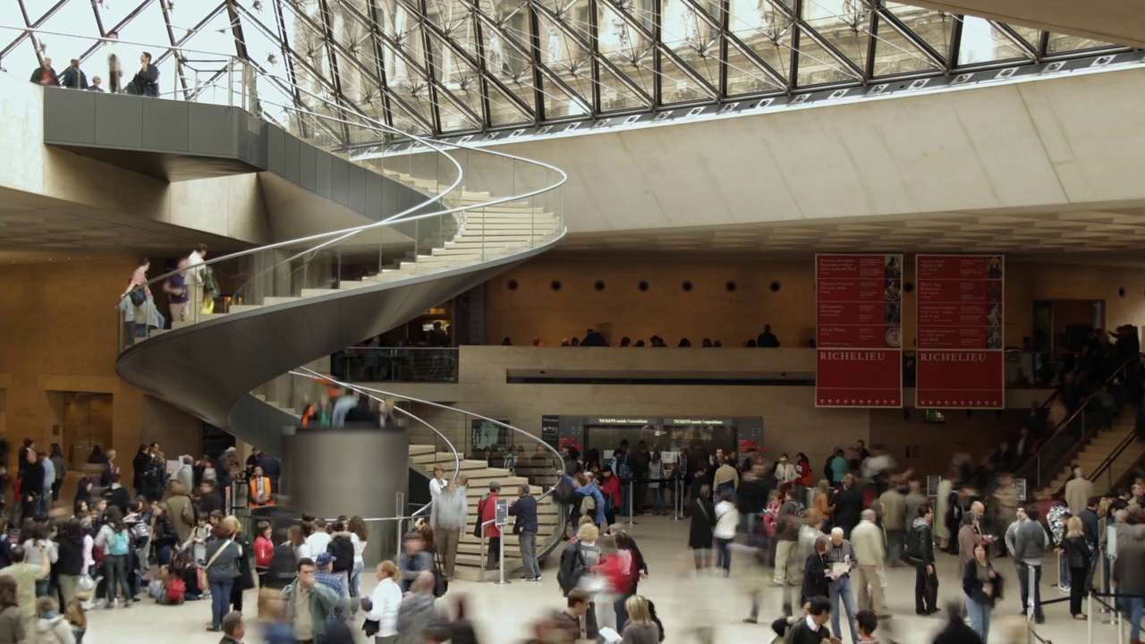 卢浮宫内部大厅与螺旋楼梯的WS T/L视图/法国巴黎视频素材
