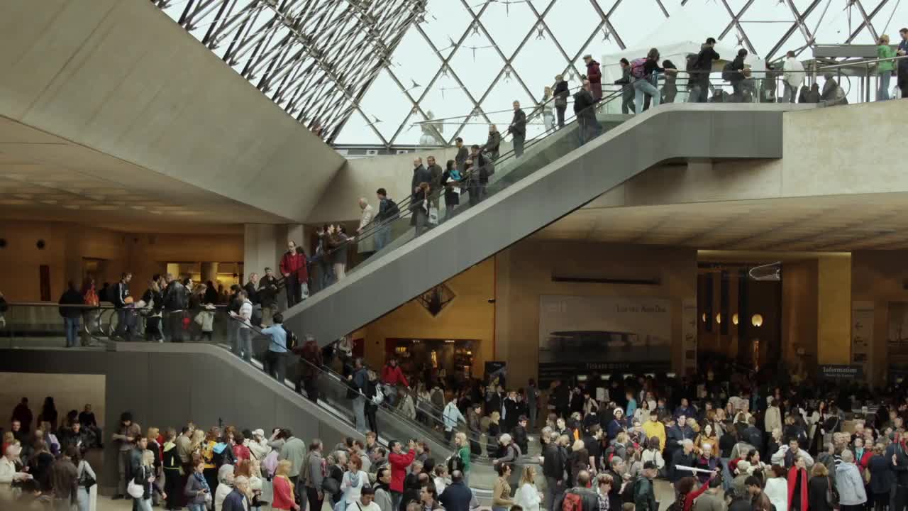 法国巴黎，卢浮宫内部大厅楼梯的WS T/L视图视频素材