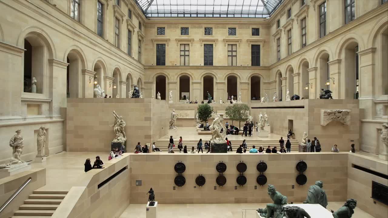 在法国巴黎卢浮宫的雕像周围的人们视频素材