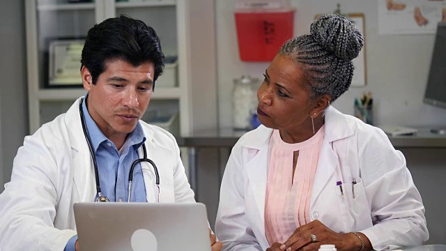 两名医生在检查检查结果时讨论病人的诊断视频素材
