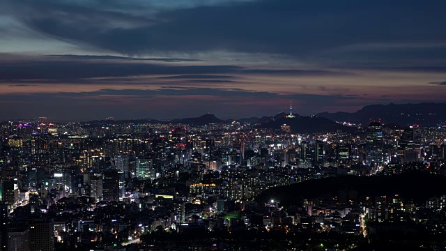 日落和首尔江南市区的建筑夜景视频素材