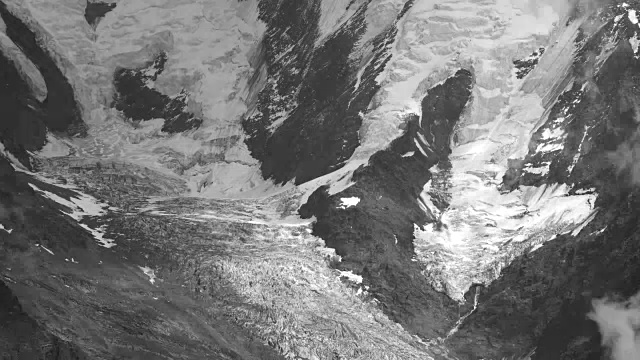 在法国勃朗峰，随着时间流逝，冰川接近移动的云和阳光视频素材