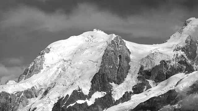 法国阿尔卑斯山，部分被快速流动的时间流逝风暴云遮蔽的雪山视频素材