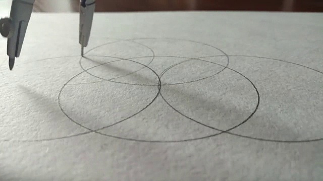 圆规在纸上画一个圆视频素材