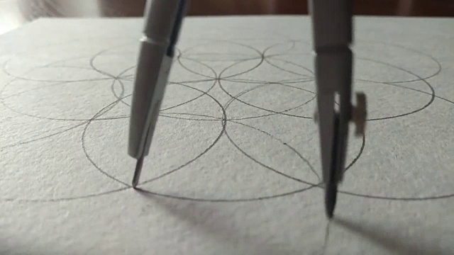 圆规在纸上画一个圆视频素材