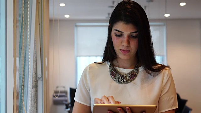 自信的女商人在办公室使用平板电脑的肖像视频素材