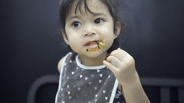 亚洲女孩吃美味的面条视频素材