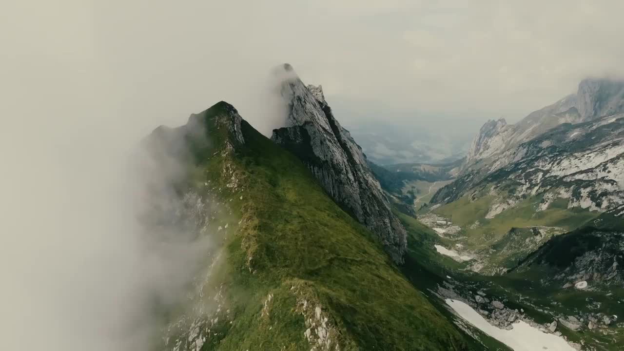 云雾缭绕的瑞士山脉鸟瞰图视频下载