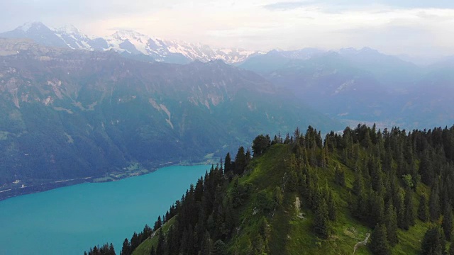风景鸟瞰图的山附近的湖视频下载