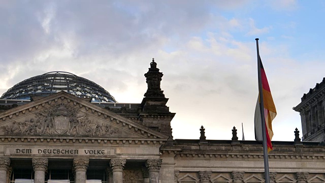 德国柏林的国会大厦圆顶和德国国旗视频下载
