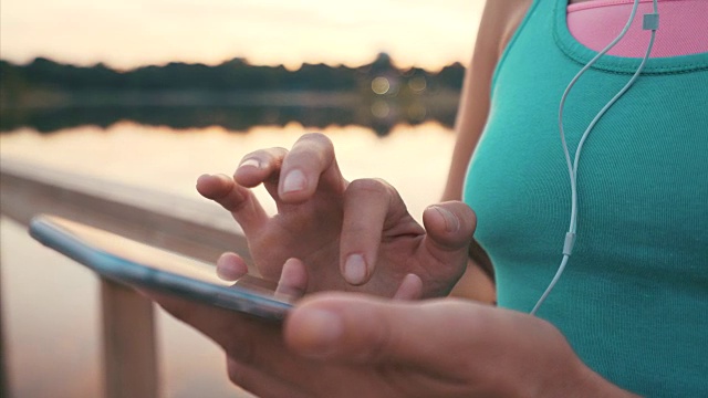 运动女性使用智能手机。视频素材