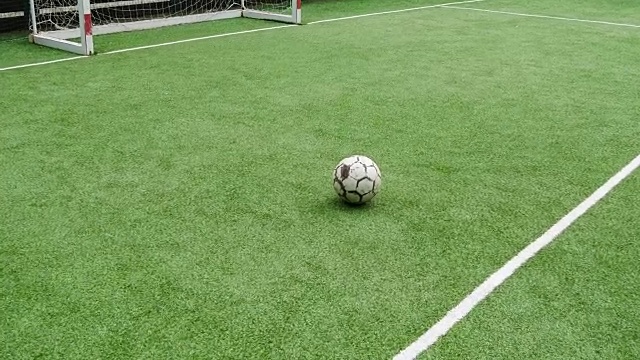 在球门柱前的人造草坪上踢的足球视频下载