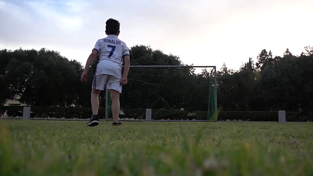 年轻的足球运动员罗纳尔多进了一个球视频下载