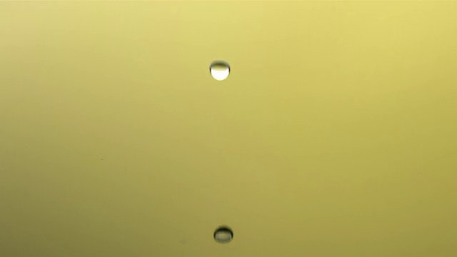 黄色的水滴，慢动作视频素材