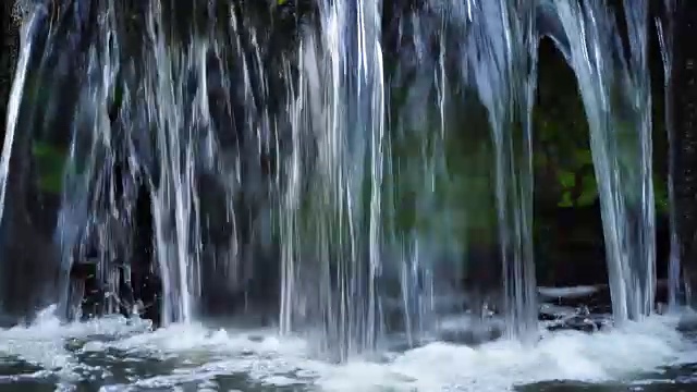 喷泉的水流。花园瀑布在池塘的特写。户外公园视频下载