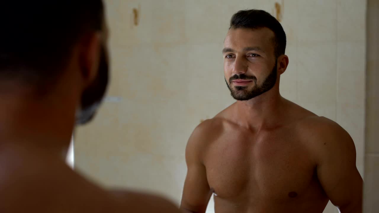 性感微笑的男人在身体浴室喷香水，准备浪漫的约会视频下载