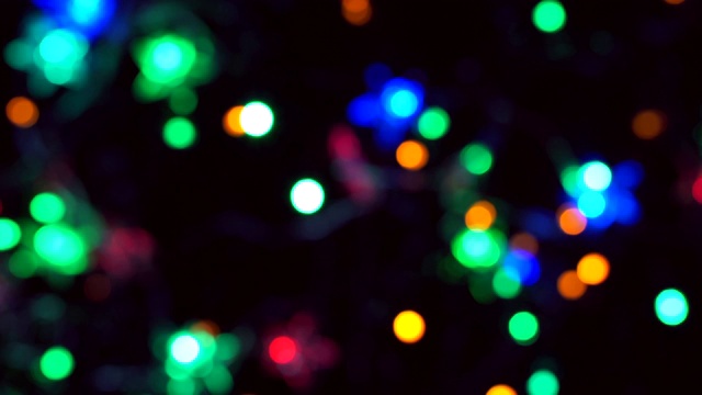 散景的圣诞彩灯闪烁着五彩缤纷。视频下载