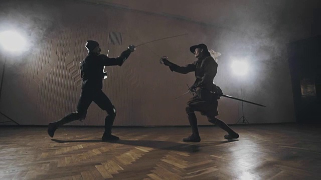 中世纪武士在室内进行剑战的慢动作视频下载