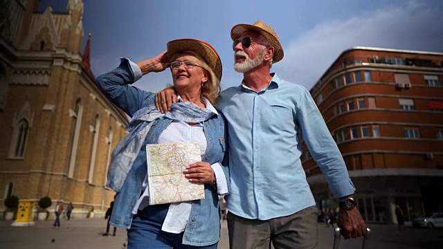 活跃的老年夫妇探索城市视频素材