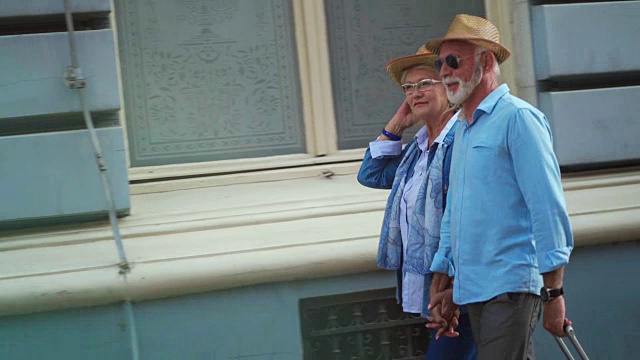 活跃的老年夫妇探索城市视频素材