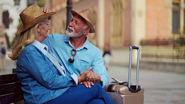 活跃的老年游客在长凳上休息视频素材