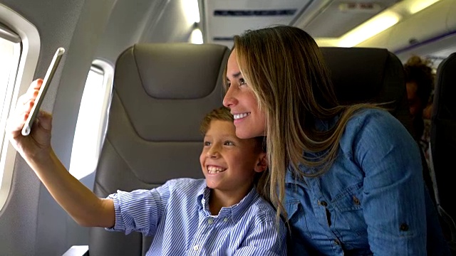 快乐的母子在飞机上自拍视频下载