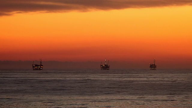 日落时分的海上石油钻井平台视频素材