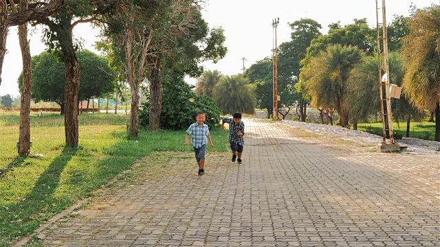 慢镜头可爱的亚洲孩子在公园里玩耍、奔跑视频素材