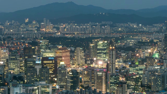首尔钟楼区夜间的城市景观视频素材
