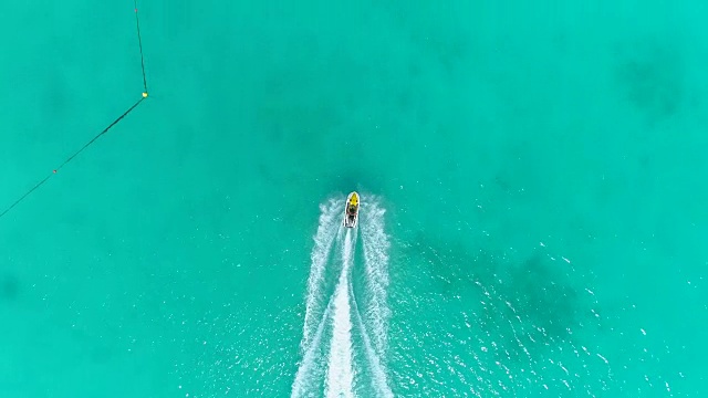 在博拉博拉热带岛屿上，一名男子和一名女子乘坐私人水上摩托艇。视频下载