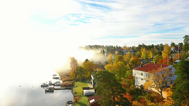 飞越秋天湖和别墅地区埃德斯维肯，上午，索伦图纳，斯德哥尔摩视频素材