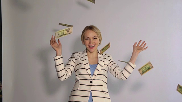 成功的商业女人下着金钱的雨。财务成功的概念，慢动作视频素材