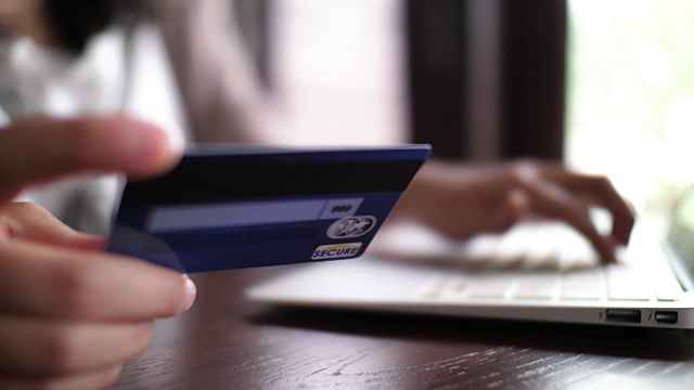 女商人用信用卡在手机上购物视频素材