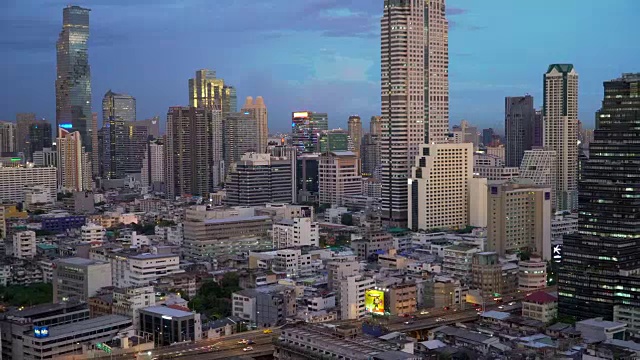 黄昏时分，曼谷的城市景观和高速公路上的交通视频素材