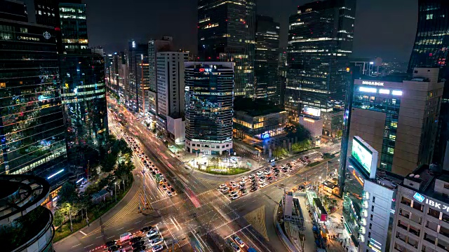 在韓國首爾市的首爾江南中心商業區的一個十字路口，隨著時間的推移，交通速度越來越快。視頻素材
