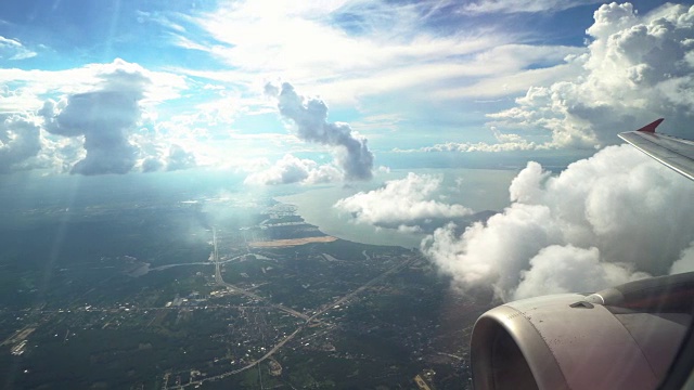4k镜头的场景看窗外看到美丽的风景山，从飞机飞过的天空看到云，旅游和交通的概念视频下载