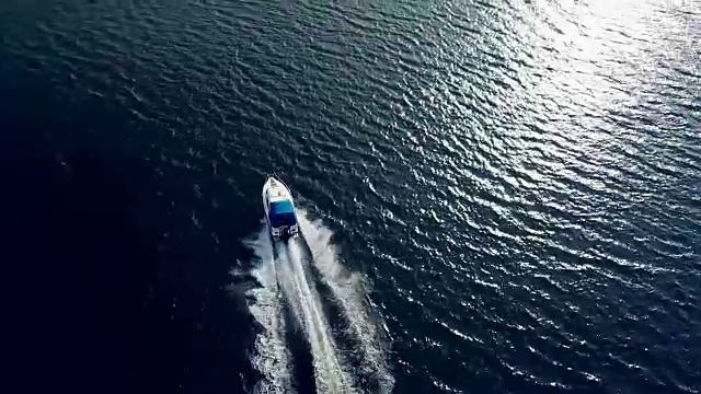 从上到下的视图捕捉摩托艇在水上比赛视频下载