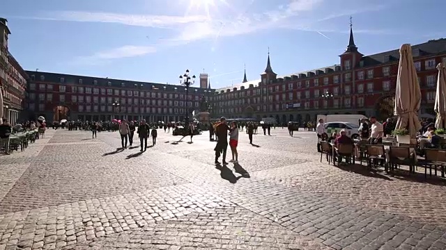 漫步穿过拱门进入马德里市长广场，西班牙，欧洲视频素材