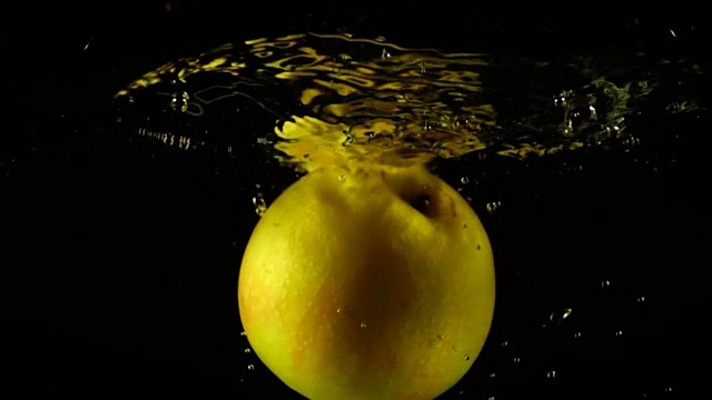 苹果落在水中。缓慢的运动。视频下载