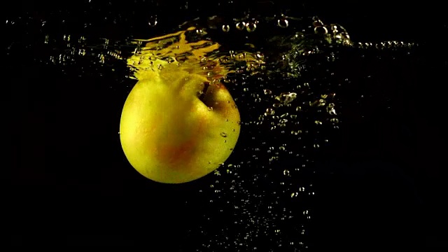 苹果落在水里。缓慢的运动。视频下载