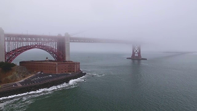 美国加州旧金山金门大桥的4K航拍镜头视频素材