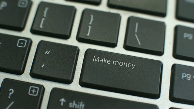 电脑键盘上的赚钱按钮，女性的手指按下按键视频下载