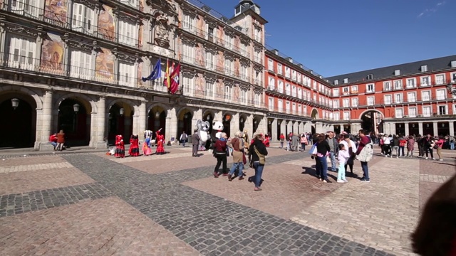 漫游拍摄在广场市长，马德里，西班牙，欧洲视频素材